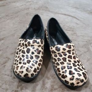 Leopard print clogs